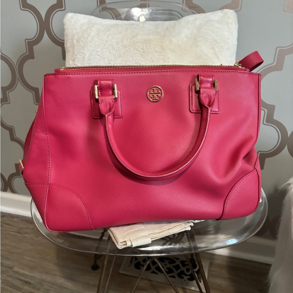 Like new Tory Burch shoulder and crossbody bag.